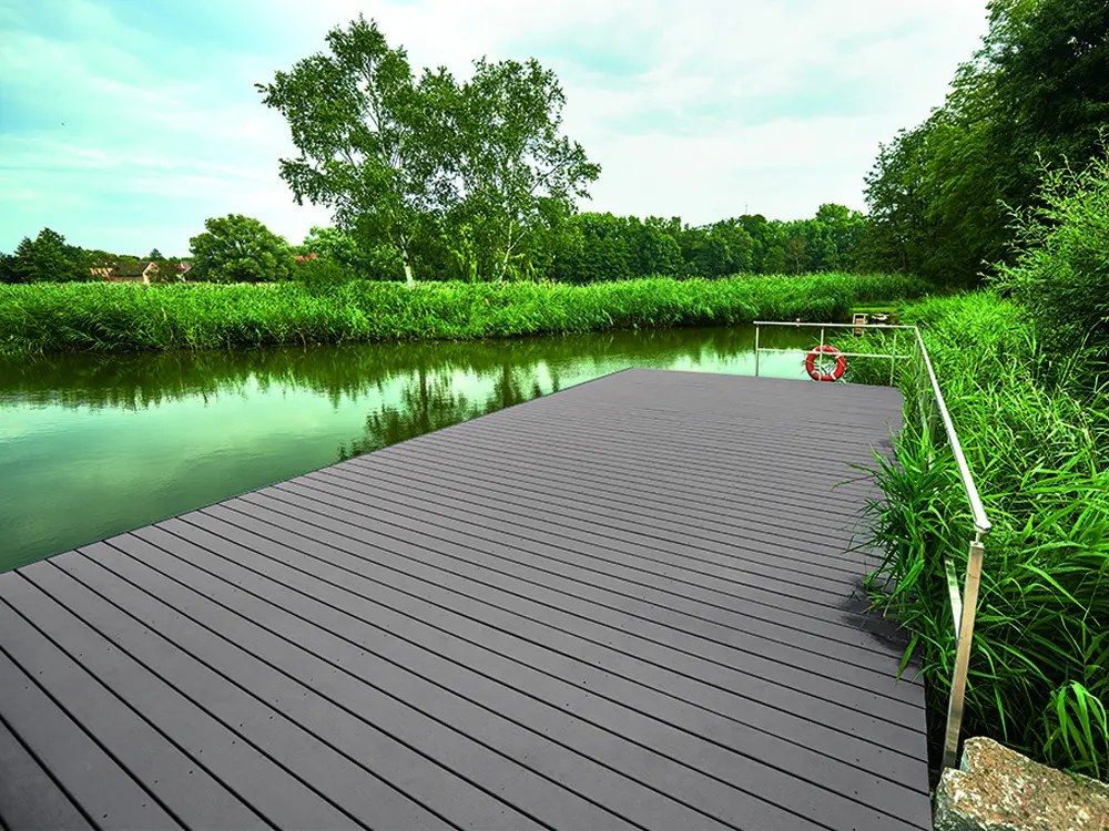 00022453~~07~NATURinFORM_Terrassendielen_Die_Starke_Grau_Badeinsel_Lisberg_2043