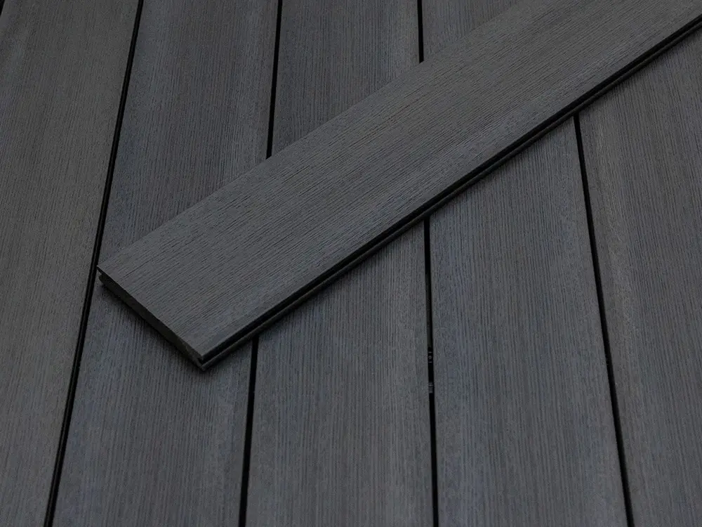 18-202911-A~~14~KAHRS_BPC_Terrassendielen_20x136mm_Vollprofil_SilverGum_Frontalsicht_m_Diele_02