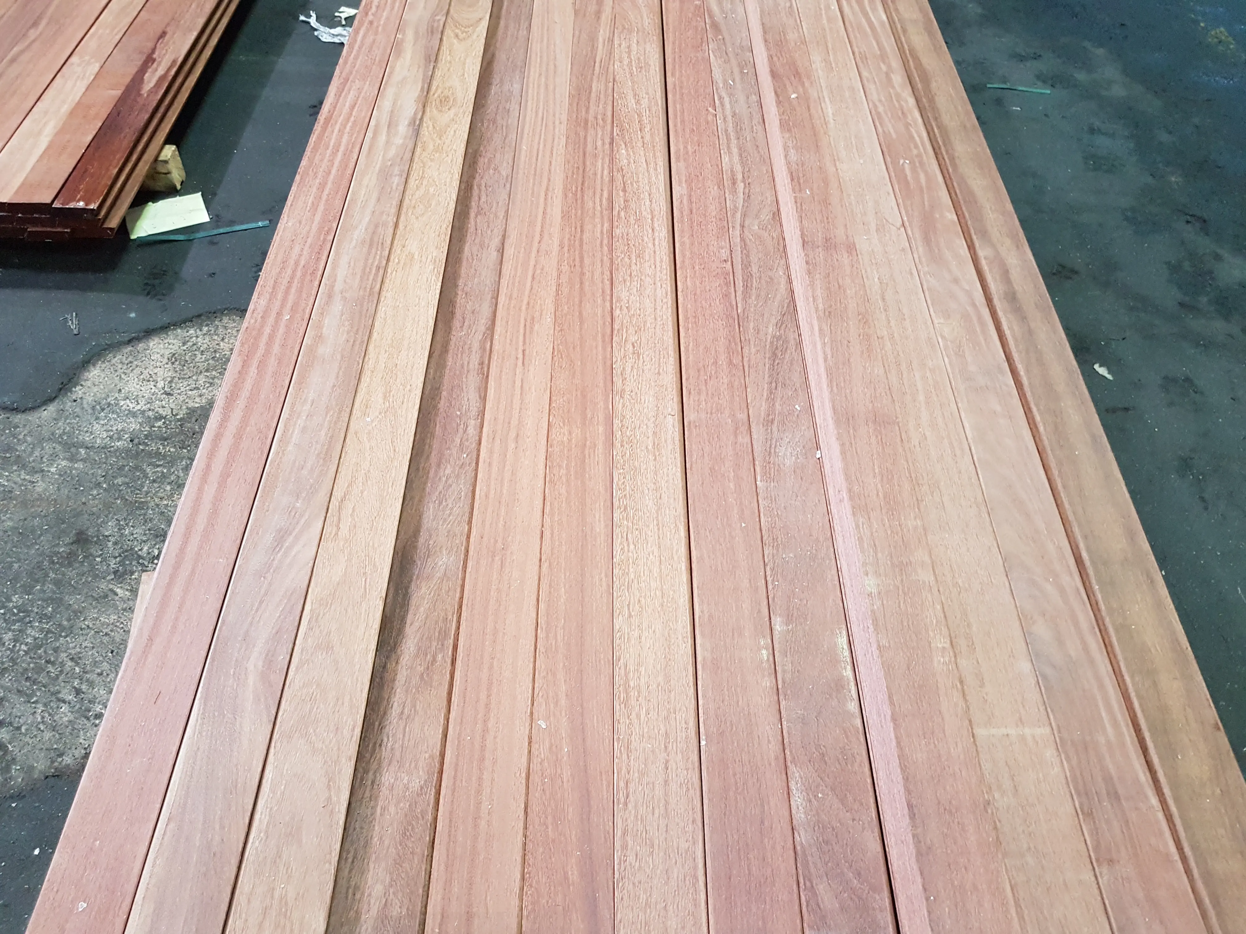 00083840~~06~Rhombusleisten_Cumaru_25x90_mm