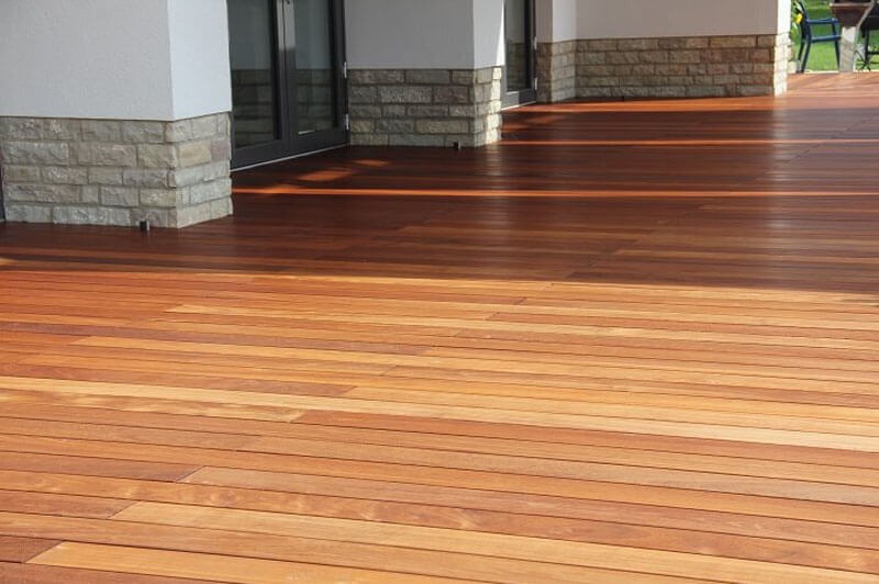 Terrassendielen vor Vergrauung schützen