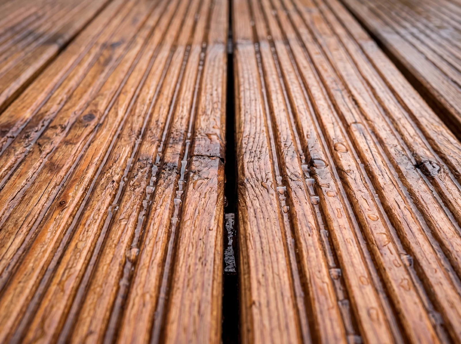 Profilierte Holzbohlen mit Rillen für bessere Rutschfestigkeit im Gartenweg