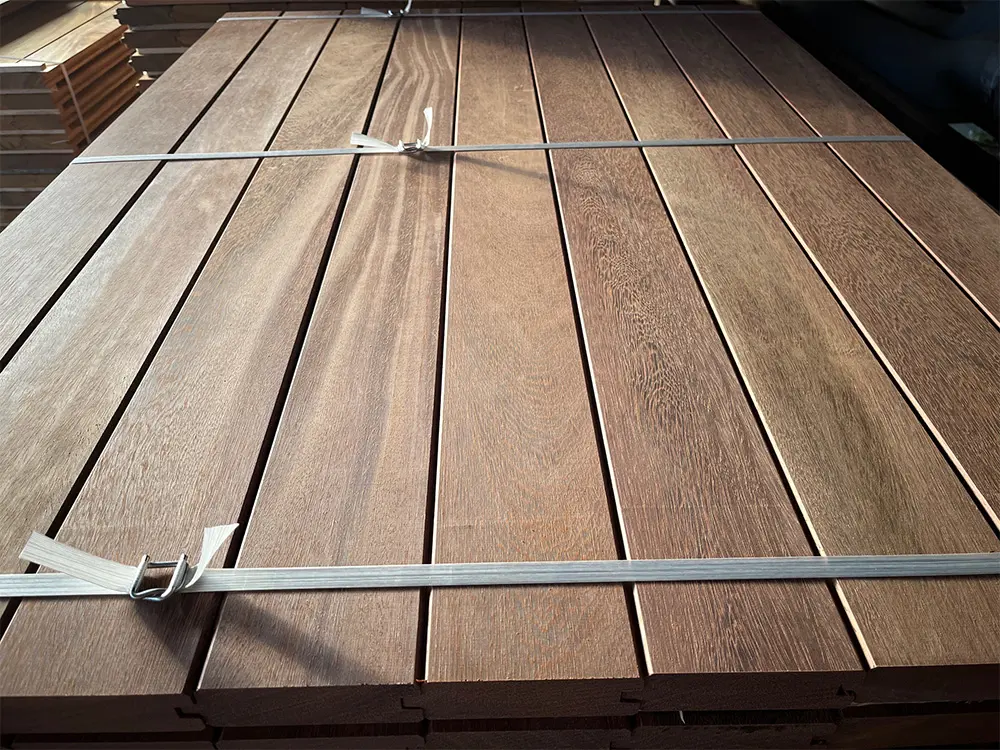 18-220373~~02~Bongossi_Pferdestallbohlen