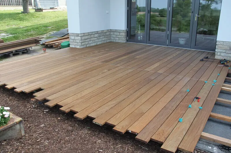 Terrassendielen unsichtbar befestigen: Die Vorteile
