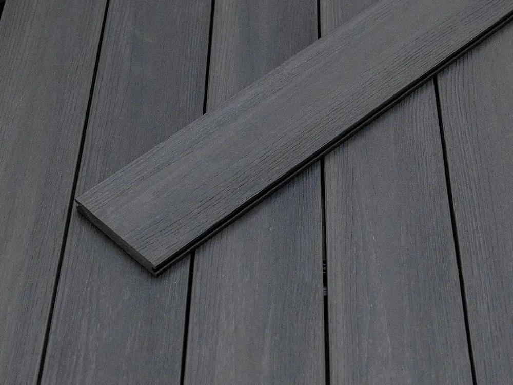 18-202911-A~~13~KAHRS_BPC_Terrassendielen_20x136mm_Vollprofil_SilverGum_Frontalsicht_m_Diele_01