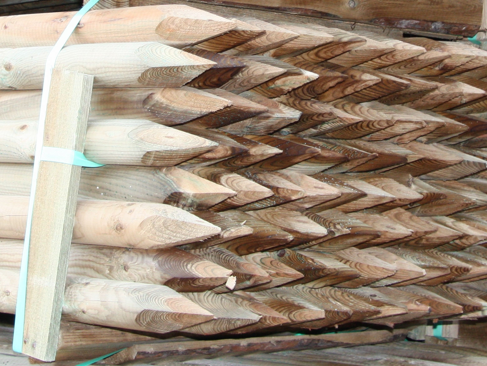 Kiefer Pfähle, 80 mm, zylindrisch gefräst, Länge: 1,50 m, gespitzt, kesseldruckimprägniert grün, Kopf gefast