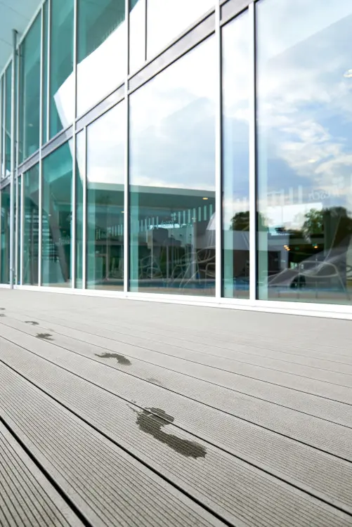 00020718~~01~NATURinFORM_Terrassendielen_DIE_KOMPAKTE_massiv_grau_Bad_Freising_2302_shop