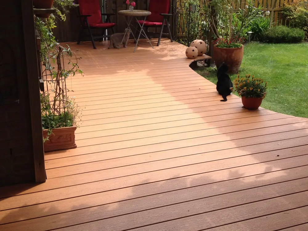 00020728~~04~21x139mm-Kernige-NL-WPC-Terrassendielen-Holzmaserung-fein-geriffelt-bernsteinbraun-Vollprofil