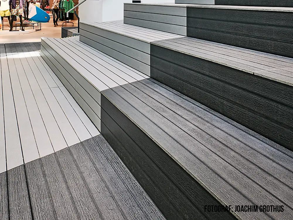 00006291~~05~NATURinFORM_Die_Kernige_WPC_Terrassendielen_22x140_mm_Holzmasserung_fein_geriffelt_Grau_Vollprofil