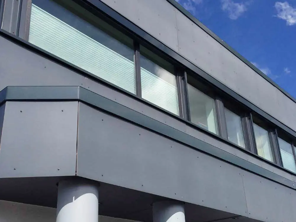 00083613~~02~hpl-fassaden-schichtstoffplatten-6mm-grau-ral-7035