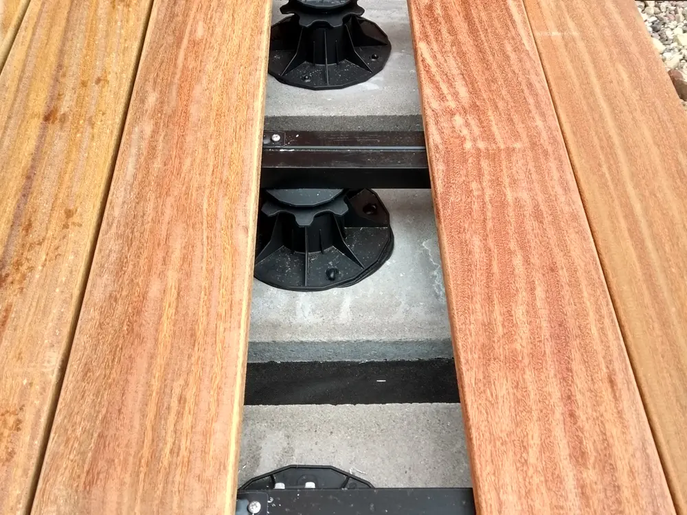 18-200043~~06~KAHRS_Schrauben