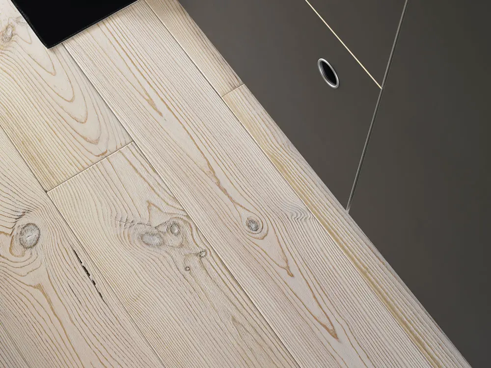 00022287~~04~seekiefer-massivholzdielen-markant-nut-feder-mikrofase-weiss-geoelt