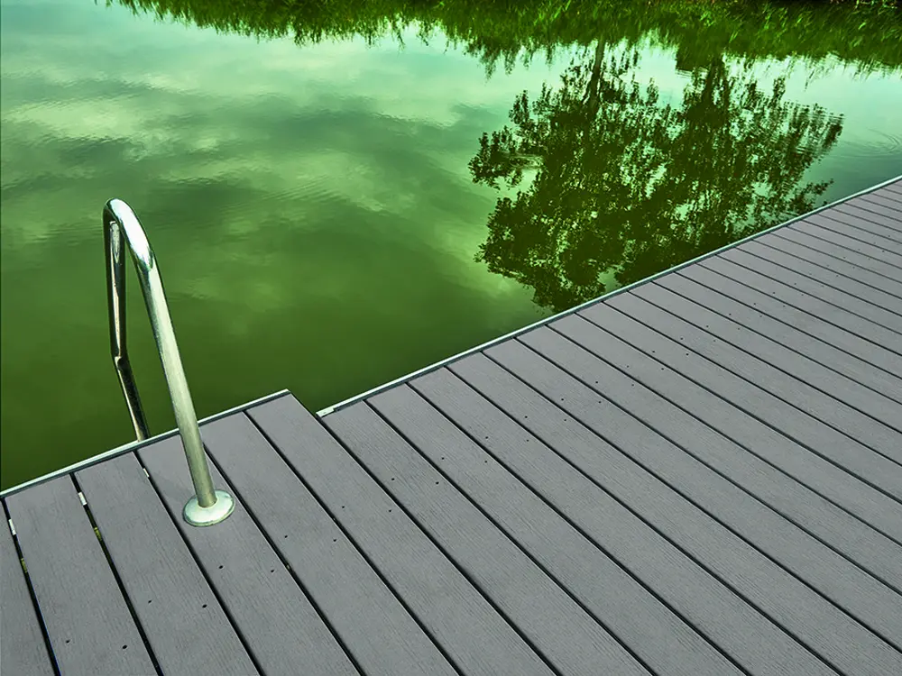 00022453~~05~NATURinFORM_Terrassendielen_Die_Starke_Grau_Badeinsel_Lisberg_2043