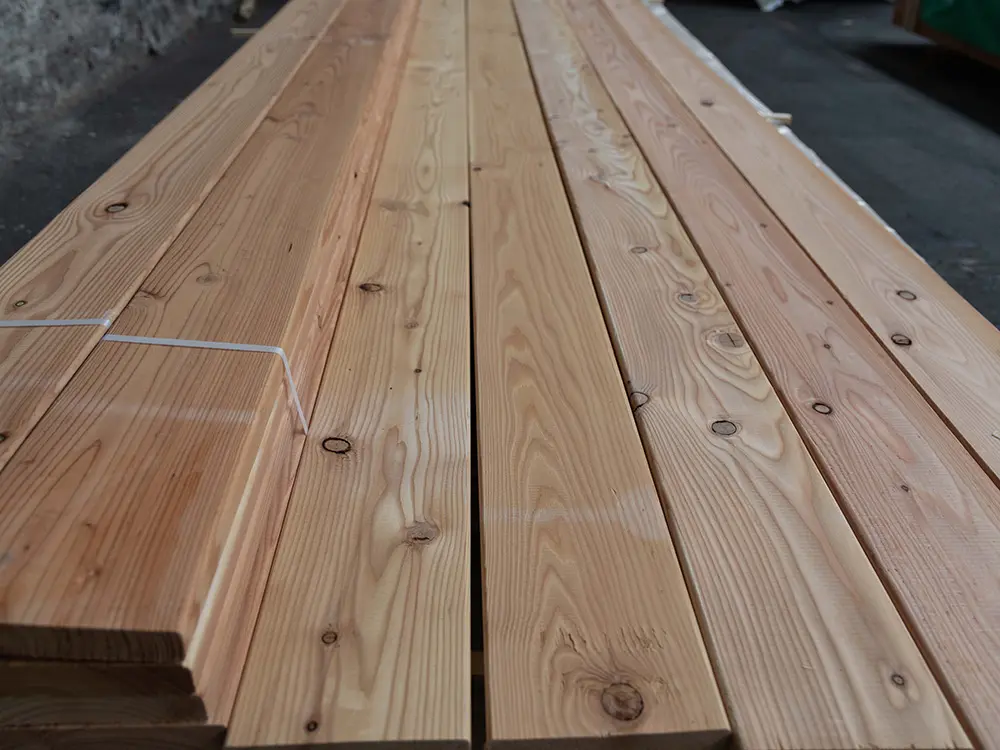 18-204239~~05~Europ_Europaeische_Laerche_Terrassendielen_27x143_mm_KD_Kanten_gerundet_glatt_glatt1