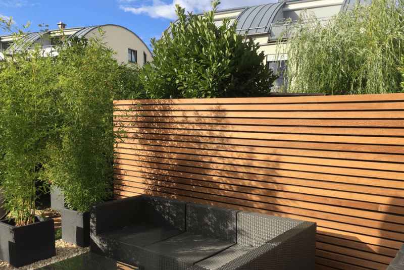 Holzzaun mit Terrasse