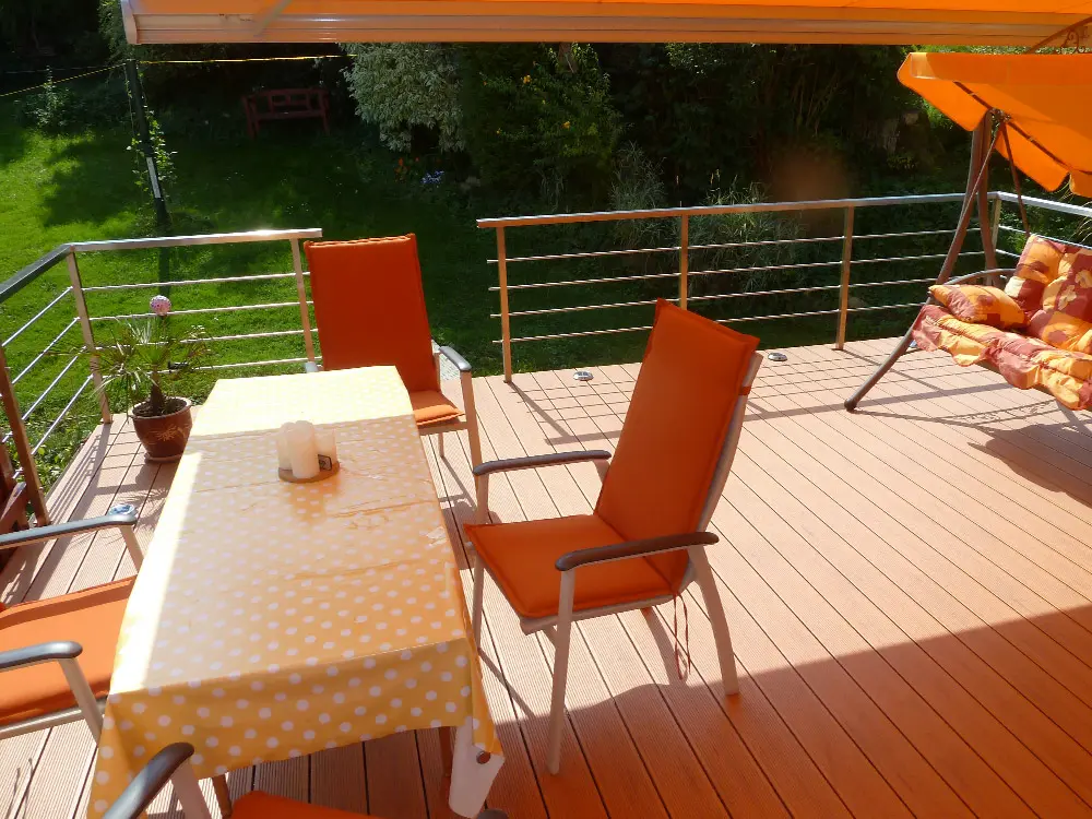 00020728~~07~21x139mm-Kernige-NL-WPC-Terrassendielen-Holzmaserung-fein-geriffelt-bernsteinbraun-Vollprofil