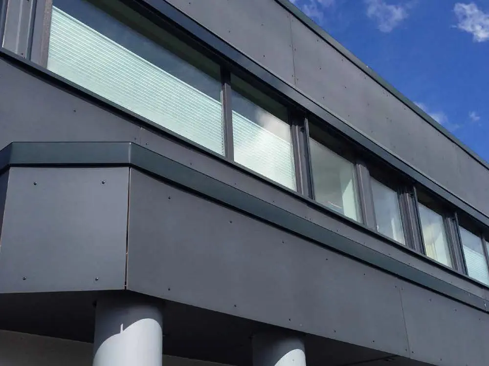 00083614~~04~hpl-fassaden-schichtstoffplatten-6mm-dunkelgrau-ral-7037