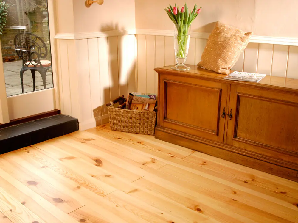 00022783~~04~seekiefer-massivholzdielen-markant-nut-feder-mikrofase-natur-geoelt