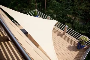 Terrassendielen auf Balkonien – aus Holz oder WPC?