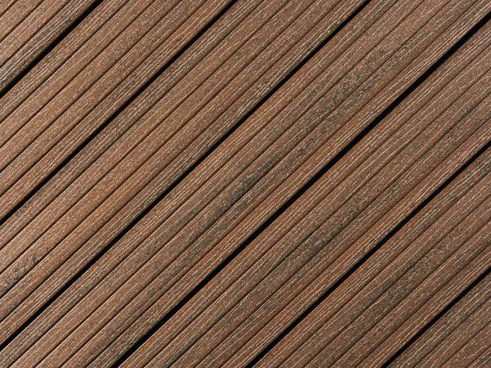 00022427~~08~die-kompakte-plus-wpc-terrassendielen-walnussbraun-grob-fein-gebuerstet-hohlkammerprofil
