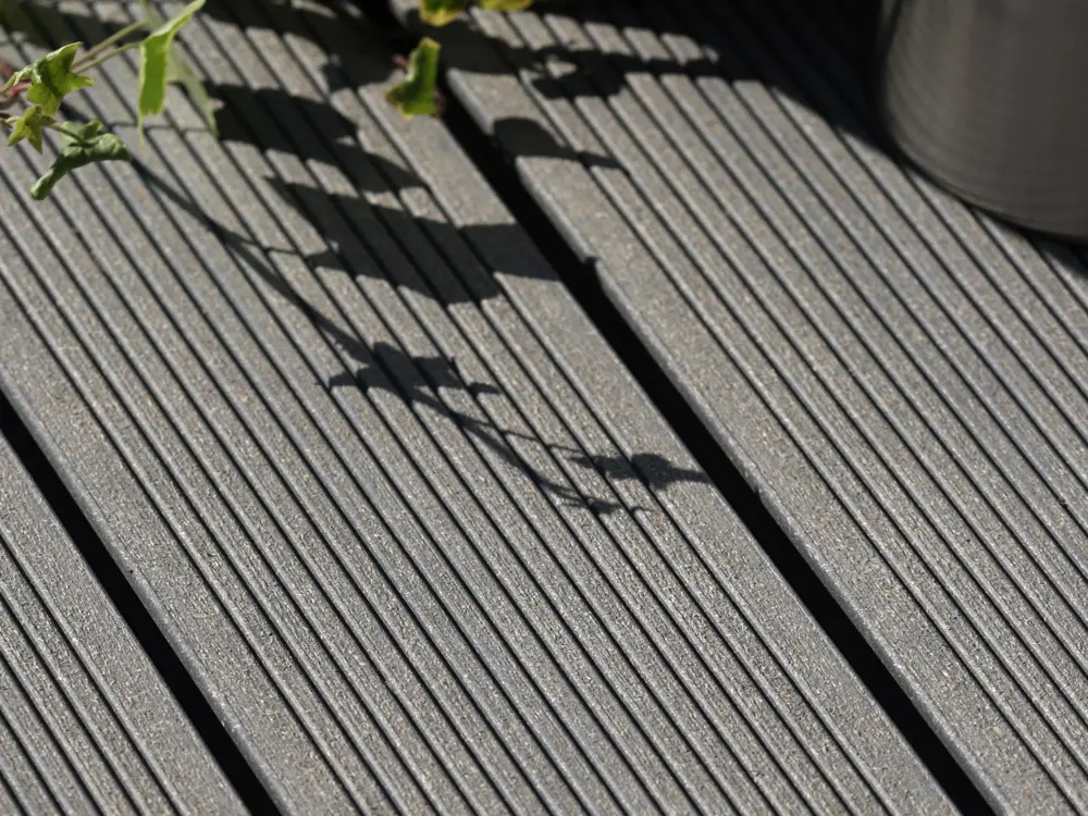 00020716~~02~21x139mm-die-kompakte-wpc-terrassen-grau-grob-fein-gebuerstet-vollprofil