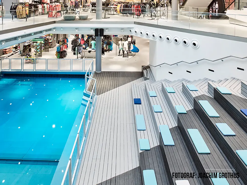 00006291~~06~NATURinFORM_Die_Kernige_WPC_Terrassendielen_22x140_mm_Holzmasserung_fein_geriffelt_Grau_Vollprofil