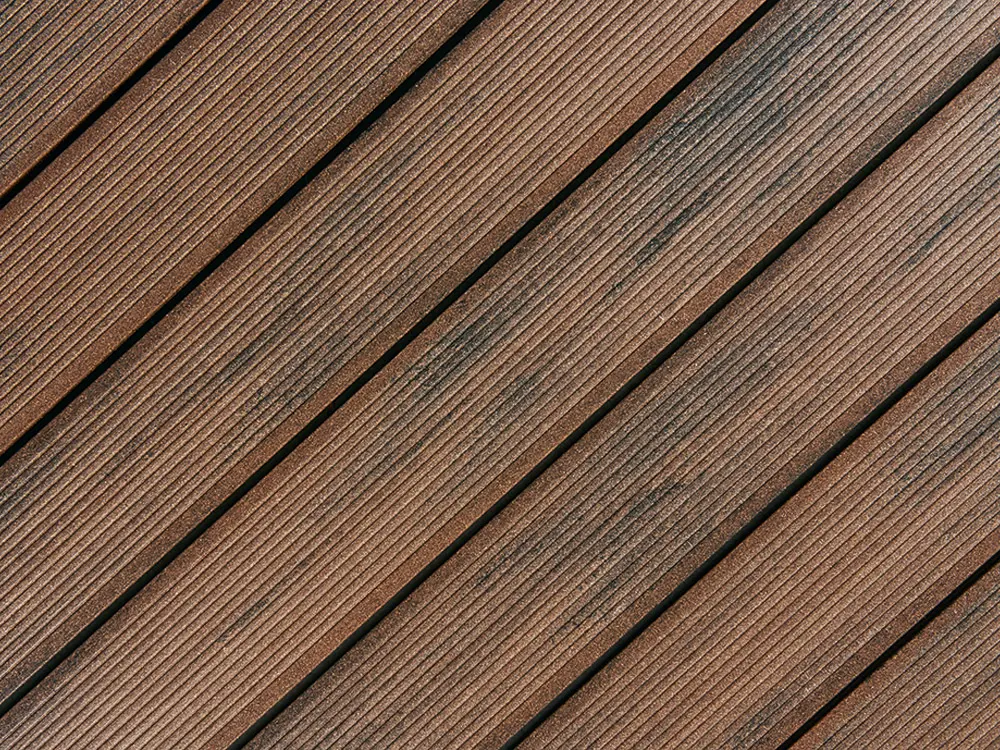 00022427~~09~die-kompakte-plus-wpc-terrassendielen-walnussbraun-grob-fein-gebuerstet-hohlkammerprofil