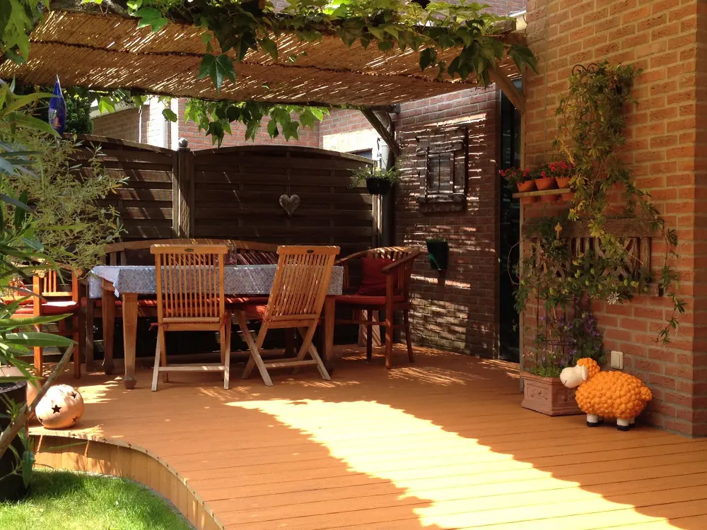 00020728~~05~21x139mm-Kernige-NL-WPC-Terrassendielen-Holzmaserung-fein-geriffelt-bernsteinbraun-Vollprofil