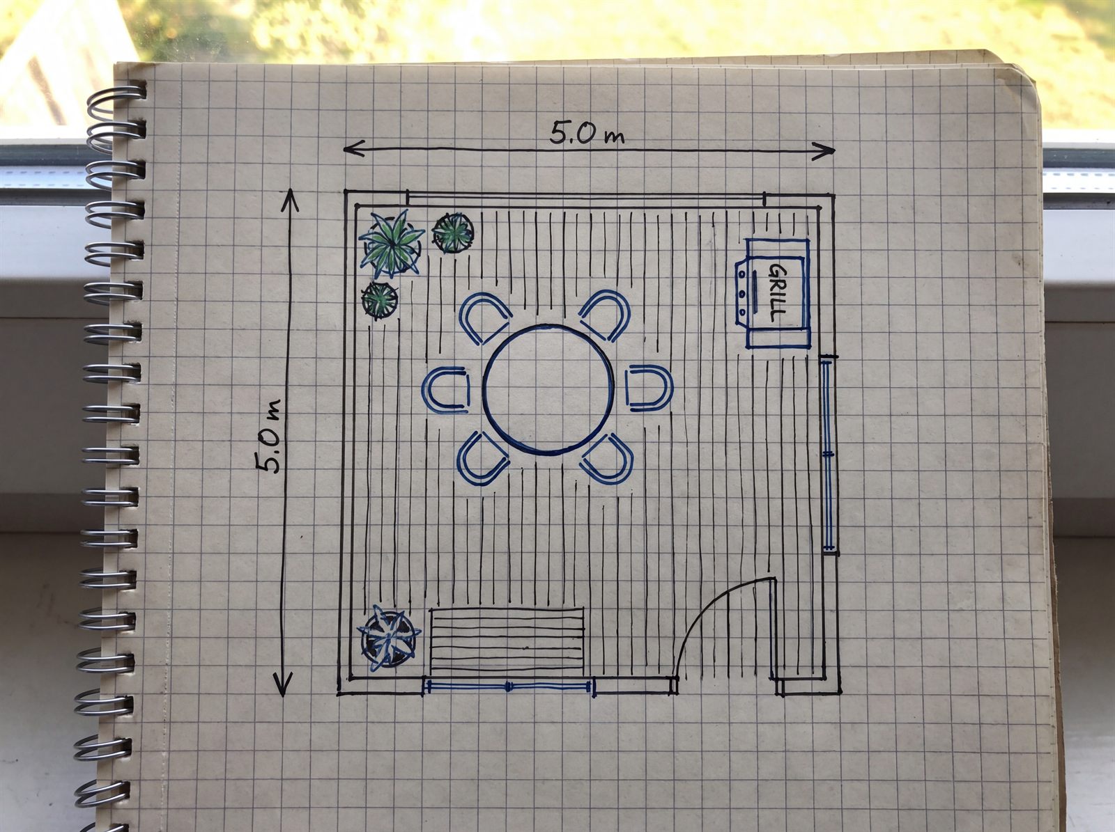 Handgezeichneter Grundriss einer Holzterrasse mit Maßen und Möbelplan