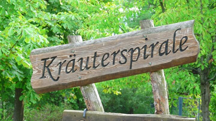 Kräuterspirale aus Holz