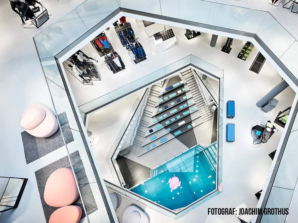 00006291~~03~NATURinFORM_Die_Kernige_WPC_Terrassendielen_22x140_mm_Holzmasserung_fein_geriffelt_Grau_Vollprofil