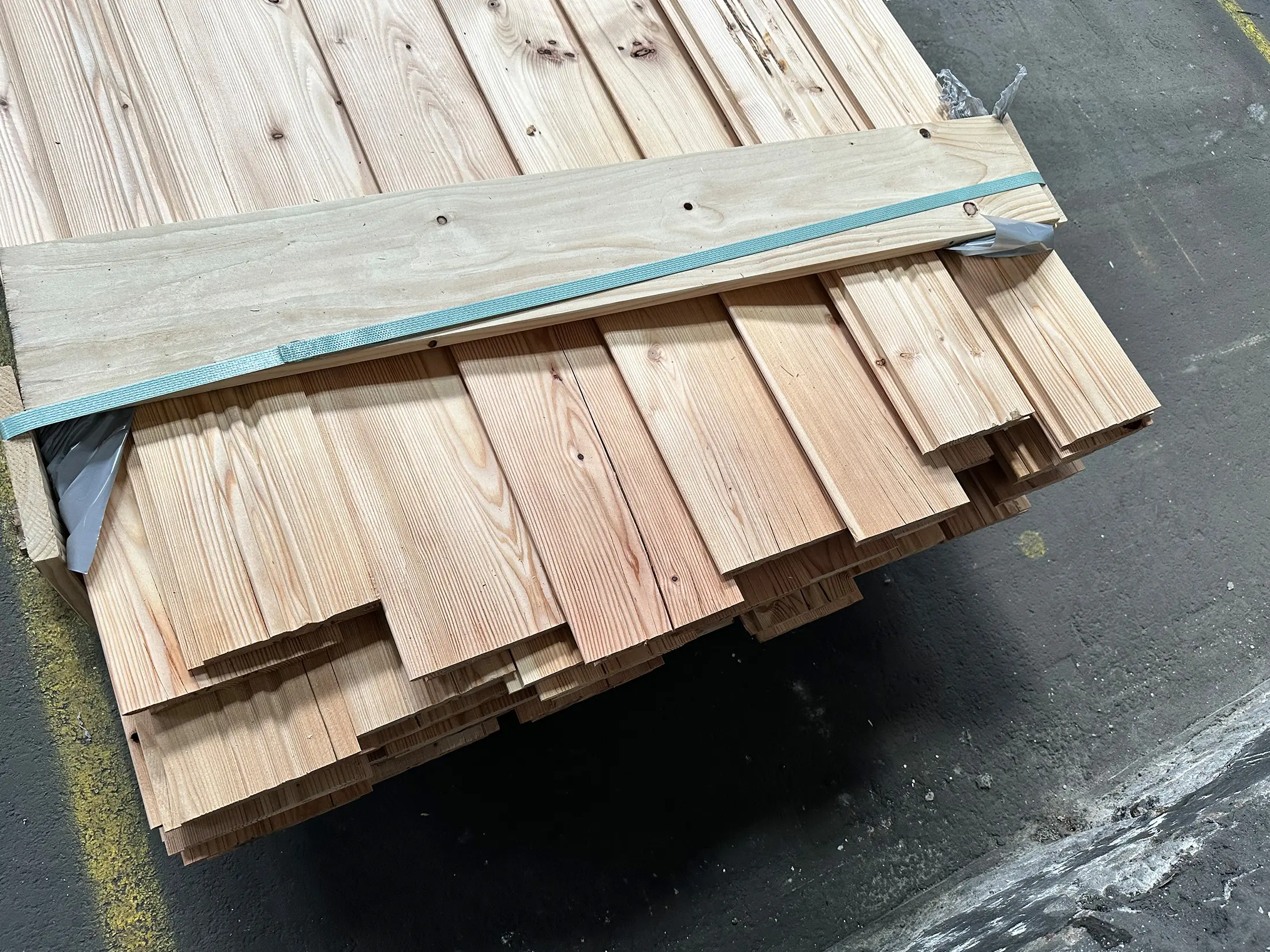 18-220585-B~~08~Kanadische_Laerche_Keilstülpschalung_26x146mm_gehobelt_08