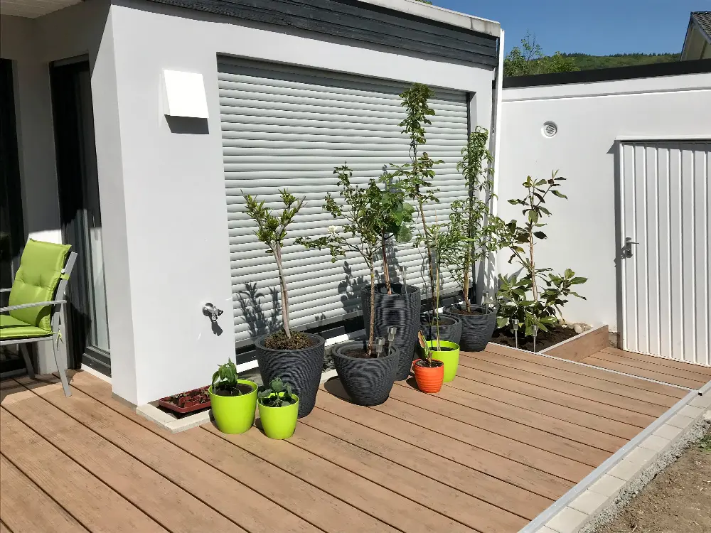 00085339~~21~Kahrs_WPC_Herbstbraun