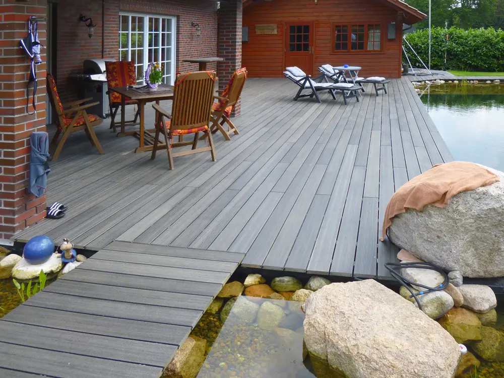 00006290~~01~NATURinFORM_Die_Kernige_WPC_Terrassendielen_22x140_mm_Holzmasserung_fein_geriffelt_Anthrazit_Vollprofil