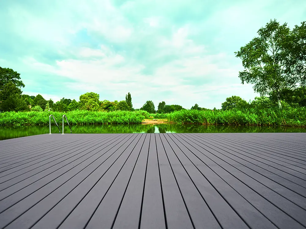 00022453~~06~NATURinFORM_Terrassendielen_Die_Starke_Grau_Badeinsel_Lisberg_2043