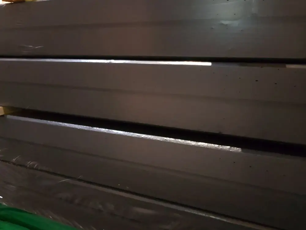 18-204045~~01~Fichte_Konstruktionsholz_schwarz_Lager4