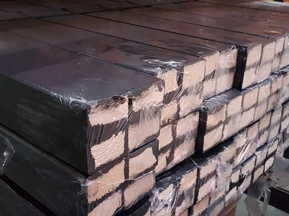 18-201533~~02~Fichte_Konstruktionsholz_schwarz_Lager2