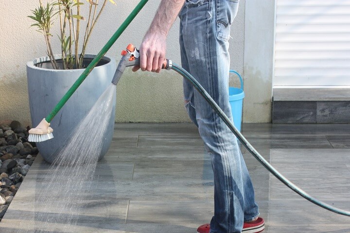 Keramikplatten reinigen Gartenschlauch