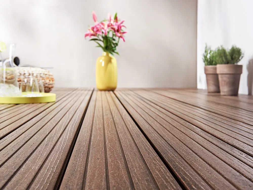 00022427~~01~die-kompakte-plus-wpc-terrassendielen-walnussbraun-grob-fein-gebuerstet-hohlkammerprofil