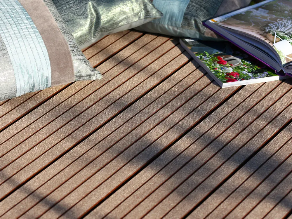 00020720~~02~21x139-mm-Die-Kompakte-WPC-Terrassendielen-BRAUN-grob-fein-gebuerstet-Hohlkammerprofil