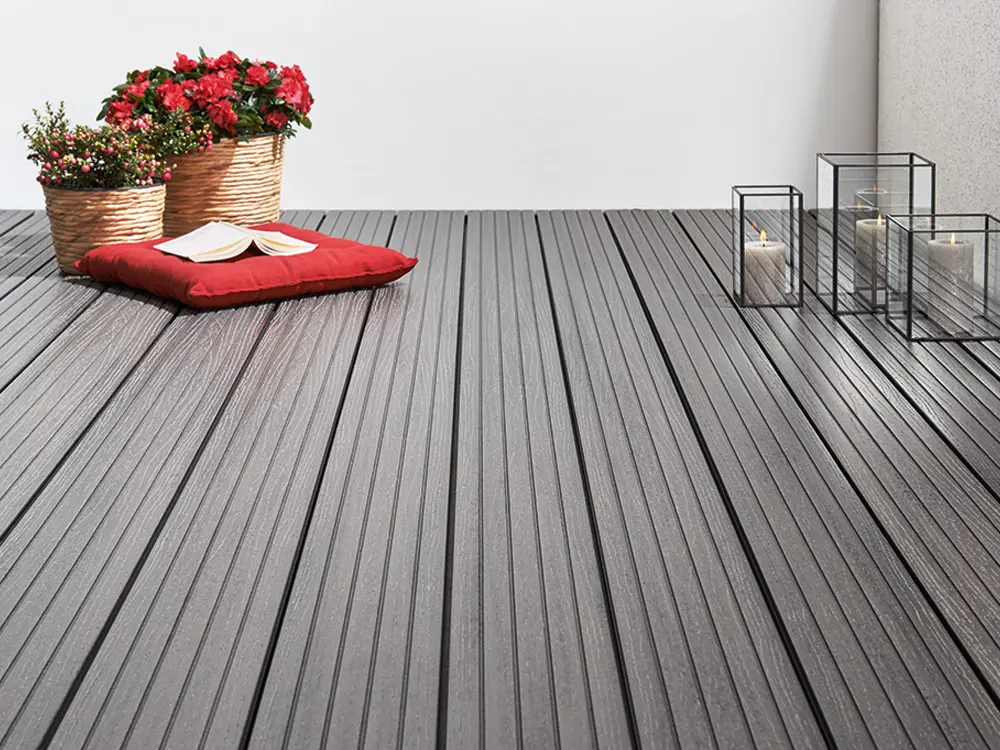 00022428~~01~die-kompakte-plus-wpc-terrassendielen-granitgrau-grob-fein-gebuerstet-hohlkammerprofil