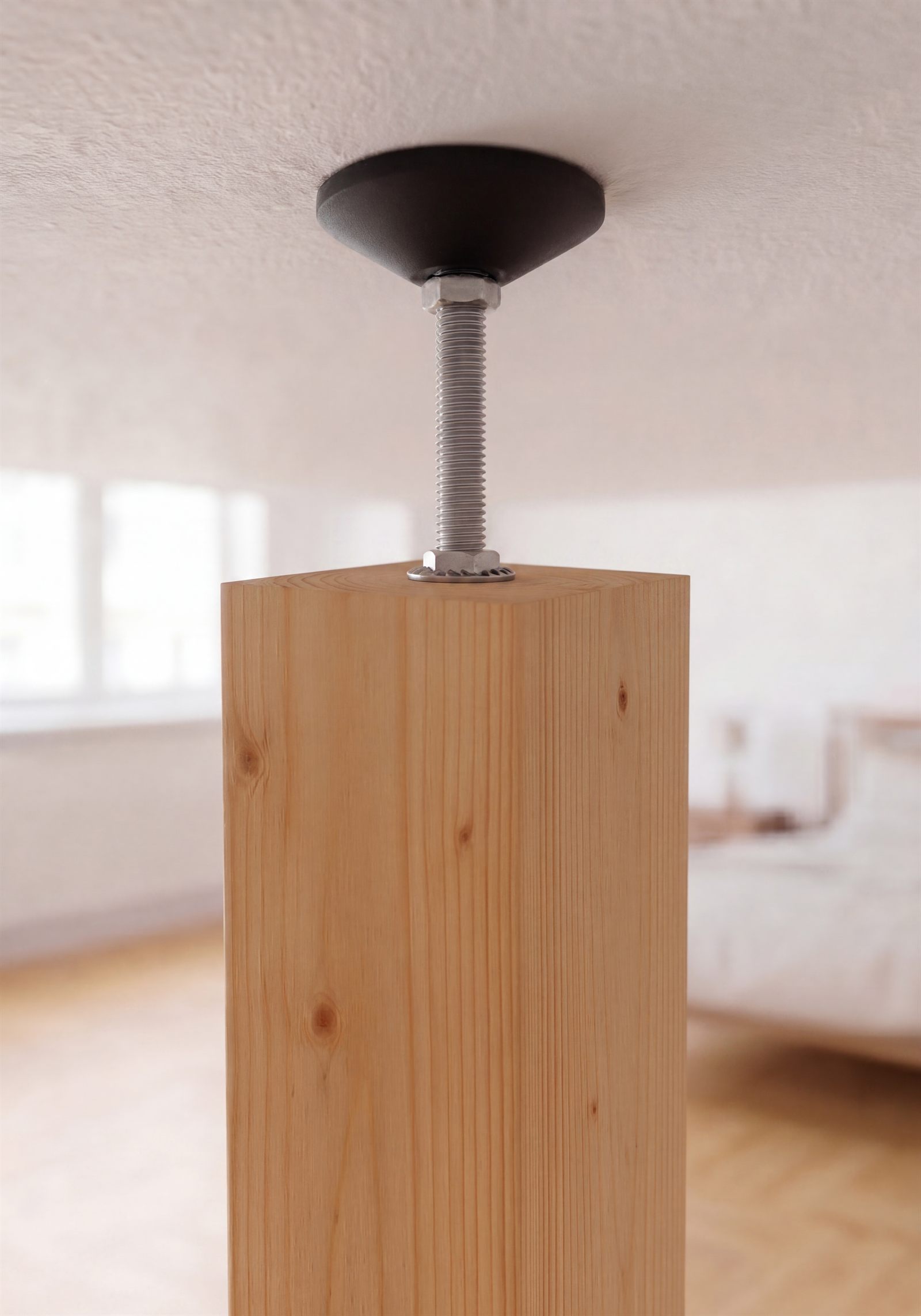 Nahaufnahme einer Regulierungsschraube, die einen Holzbalken oben fest gegen die Zimmerdecke verspannt