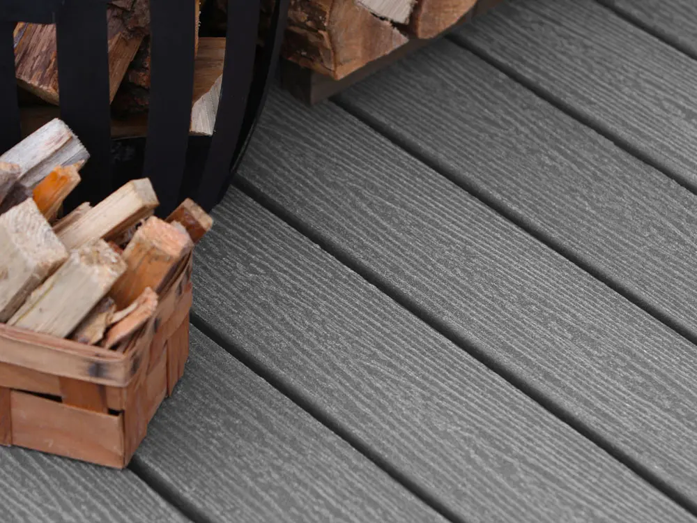 00022453~~01~die-starke-wpc-natur-in-form-massivdiele-grau-holzmaserung-leicht-gebuerstet-feinst-geriffelt