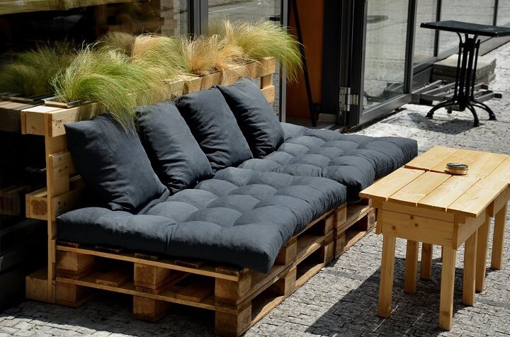 DIY: So baust du eine gemütliche Chillecke aus Paletten
